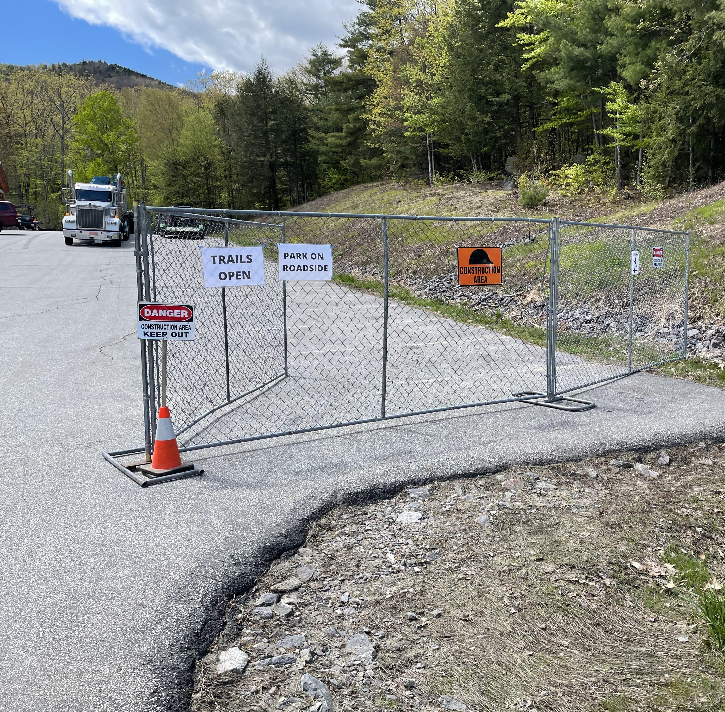 Closed parking lot sign at Mt Major.